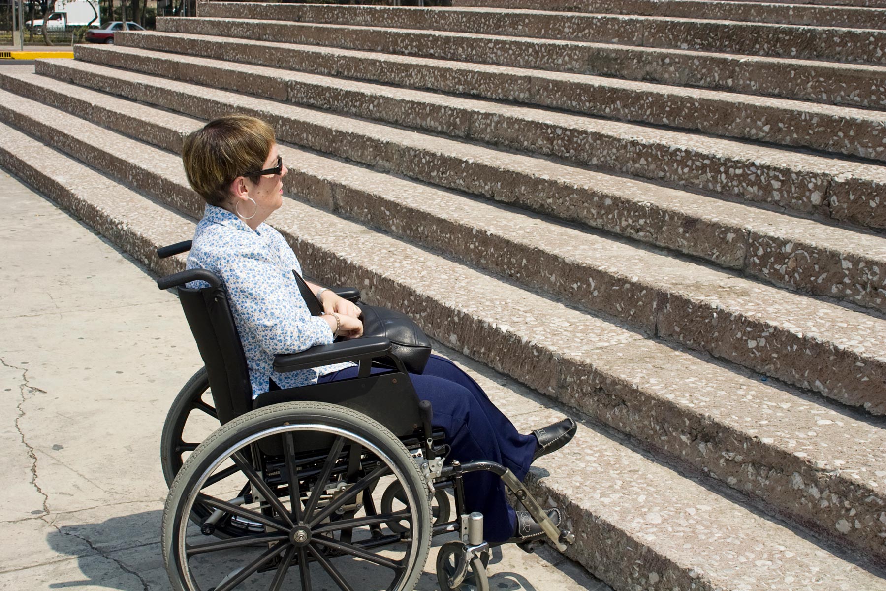 Imagem ilustrativa representando um trabalhador deficiente a quem é negado alojamento por deficiência num local de trabalho da cidade de Nova Iorque.